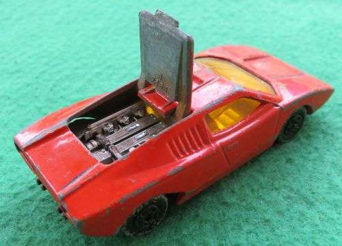 **MATCHBOX LESNEY No.27**LAMBORGHINI COUNTACH**METAL BASE**BOOTLID OPENS**