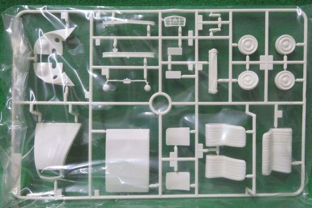 **TAMIYA**MODEL KIT**CITROEN 2CV - RUBBER TYRES**1/24**