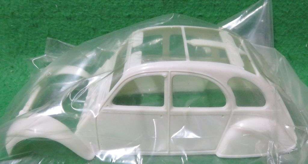 **TAMIYA**MODEL KIT**CITROEN 2CV - RUBBER TYRES**1/24**