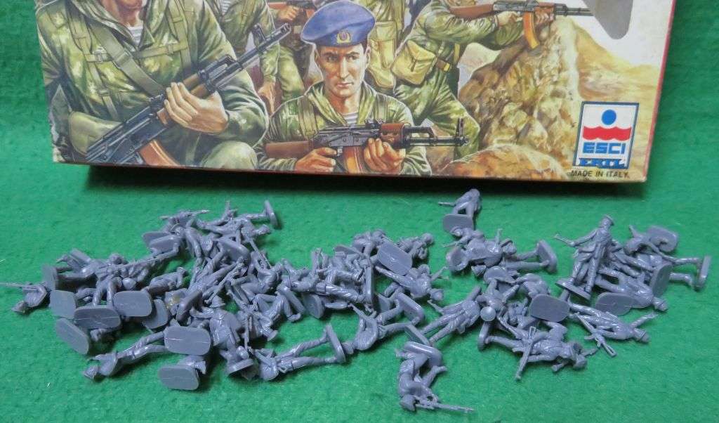 **ESCI**MODEL KIT**MODERN RUSSIA PARATROOPERS (50 PARTS)**1/72**VINTAGE**