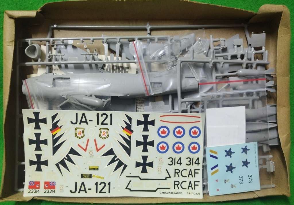 **Monogram**Model kit**SAAF decals included**CANADAIR SABRE**Vintage**Scale 1/48**Box damaged**