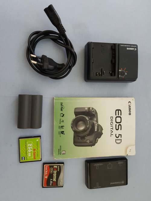 CANON 5D MK I AMAZING CONDITION & CANON EF 70-300 mm LENS & SPEEDLIGHT