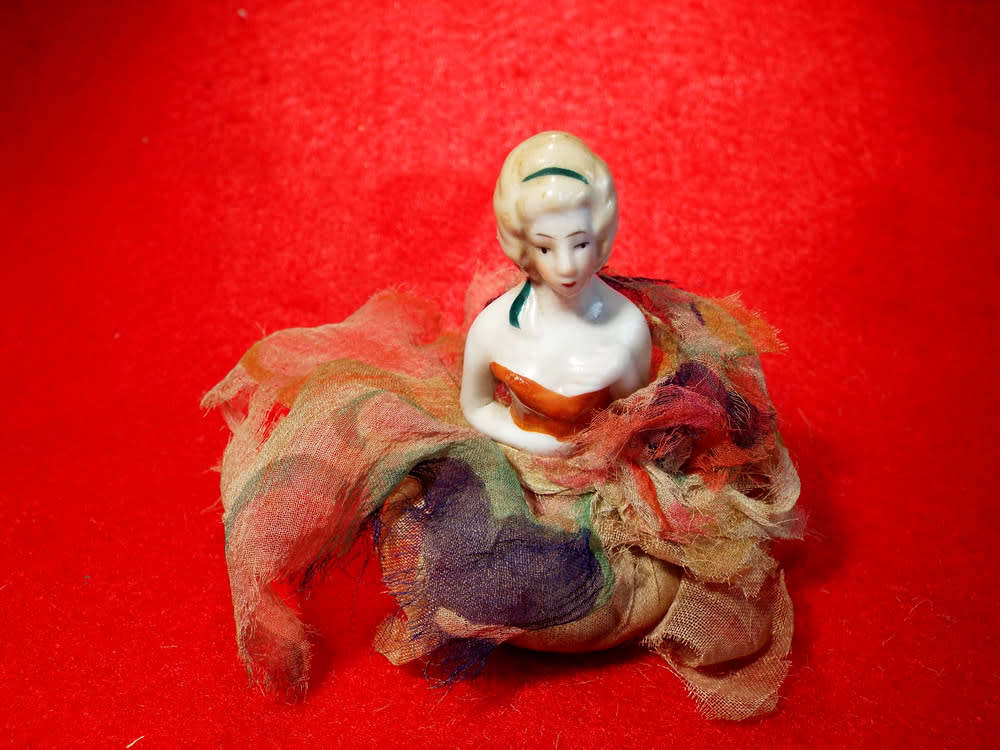 A vintage 1920s  Bathing Beauty Figurine + a Half-Doll. Ref. T/11