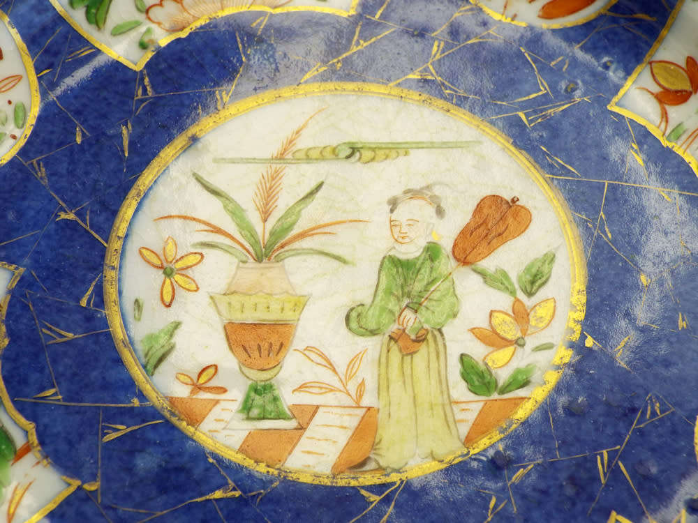 An antique Kangxi Powder Blue porcelain plate dated 1662-1722. Ref. P104