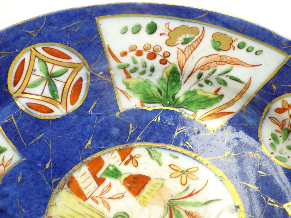 An antique Kangxi Powder Blue porcelain plate dated 1662-1722. Ref. P104