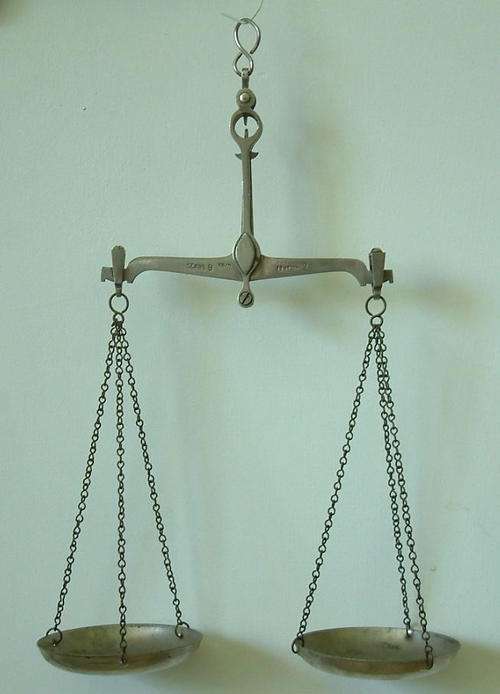 Vintage Apothecary hand-held balance scale 1920-1950 era