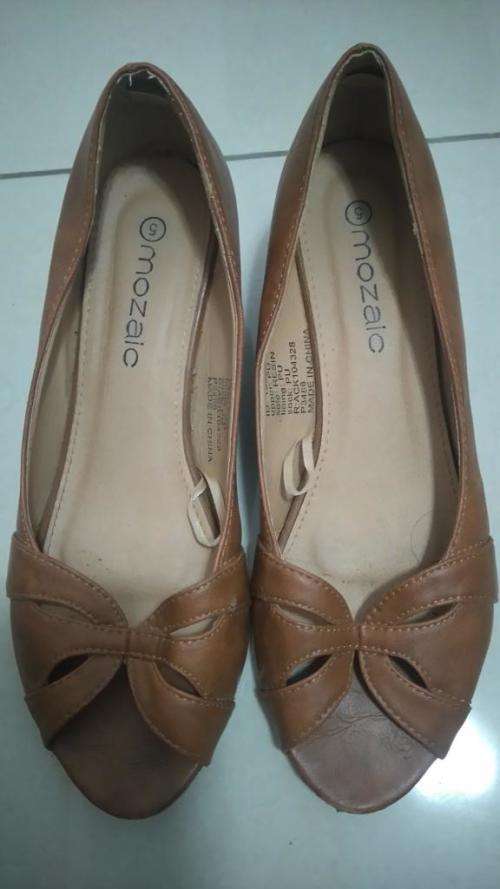 TAN LOW WEDGE HEEL - SIZE 5