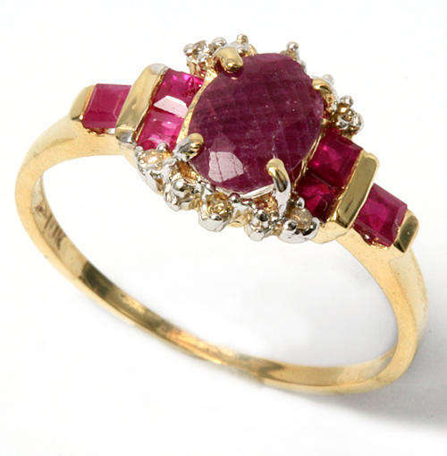 ***R5 500*** 9KT YELLOW GOLD RING WITH 7 RUBIES & 6 DIAMONDS