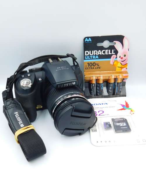 Fujifilm FinePix HS10 10 MP CMOS Digital Camera (30x Optical Zoom, HD Movie 1080i and 3-Inch LCD)