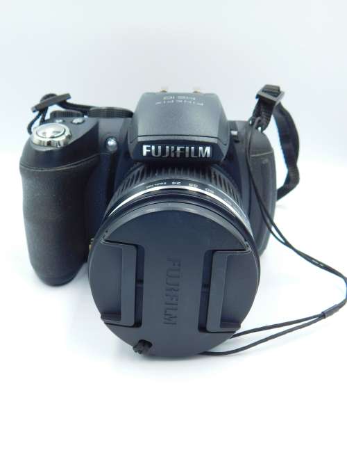 Fujifilm FinePix HS10 10 MP CMOS Digital Camera (30x Optical Zoom, HD Movie 1080i and 3-Inch LCD)