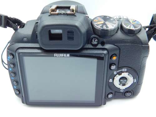 Fujifilm FinePix HS10 10 MP CMOS Digital Camera (30x Optical Zoom, HD Movie 1080i and 3-Inch LCD)