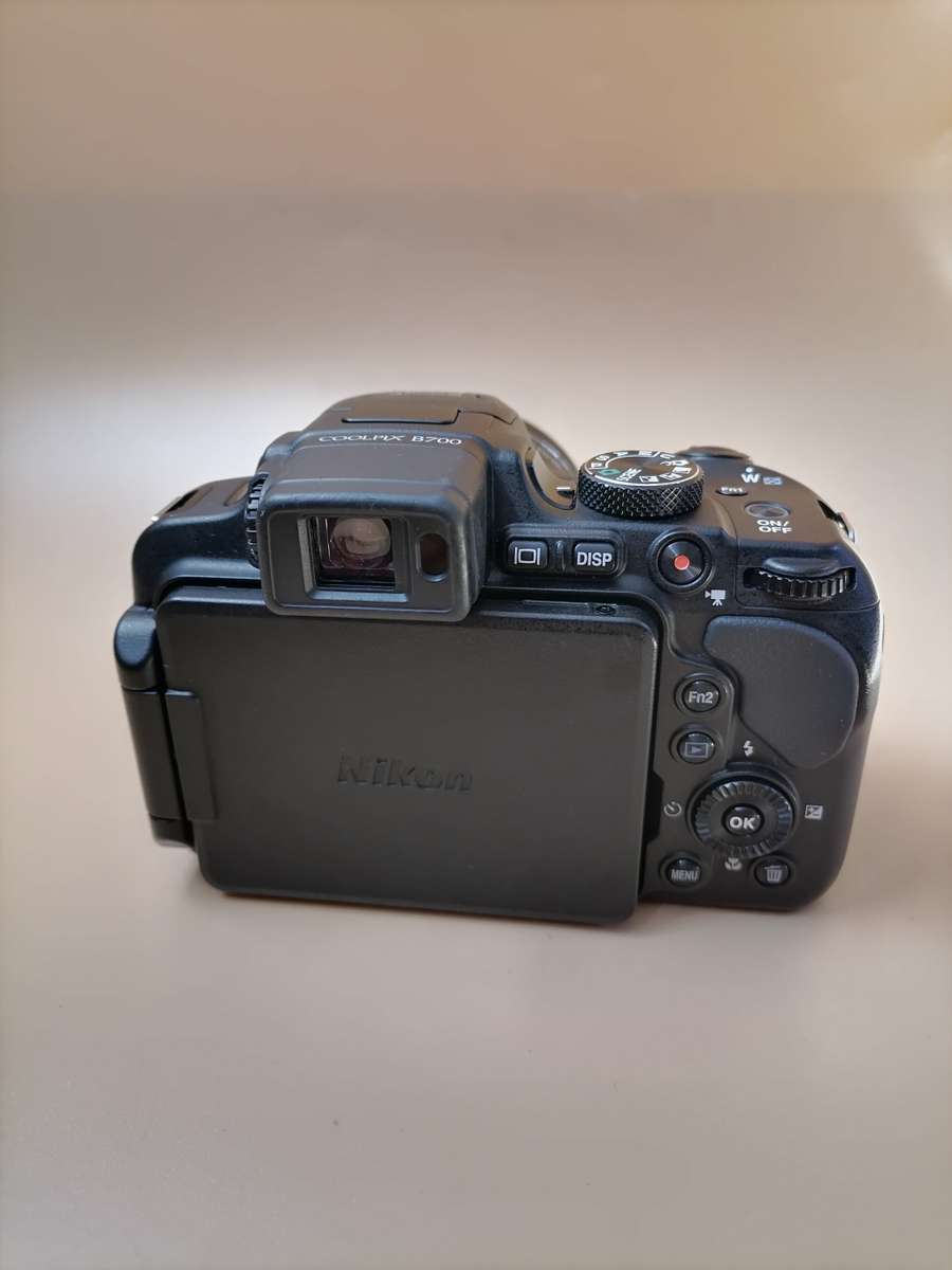 Nikon COOLPIX B700 20.1 MP CMOS Digital Camera  (60x Zoom Lens, 20.3 MP, WiFi and 4K UHD)