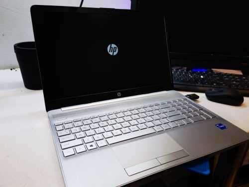 Hp notebook 15 11th generation i5 I5 1135g7 Quad core 8mb cache @4.2GHz 16gb ddr4 ram 256gb nvme ssd