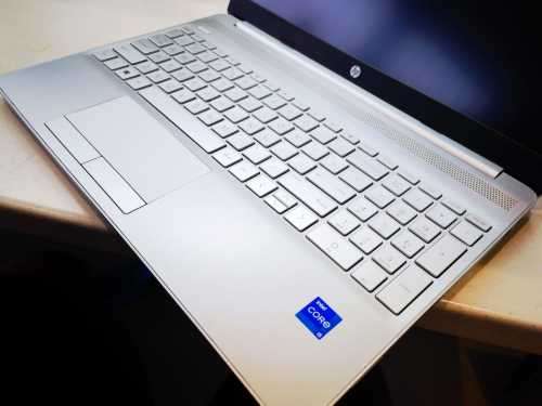 Hp notebook 15 11th generation i5 I5 1135g7 Quad core 8mb cache @4.2GHz 16gb ddr4 ram 256gb nvme ssd