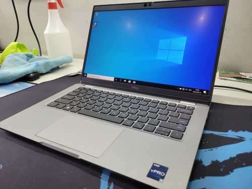 Touch screen Dell latitude 5330 i5 12th gen, 16gig ddr4 ram, 512gig nvme. Full HD. Original charger