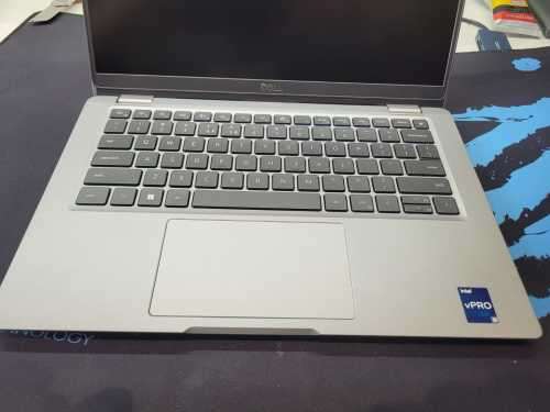 Touch screen Dell latitude 5330 i5 12th gen, 16gig ddr4 ram, 512gig nvme. Full HD. Original charger