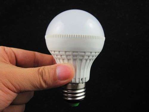 LED LIGHT BULBS: 5W LED 220V E27 LIGHT BULB. Collections are allowed.