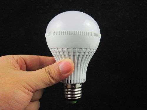 LED LIGHT BULBS: 5W LED 220V E27 LIGHT BULB. Collections are allowed.