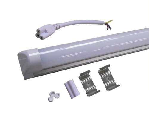 LED Fluorescent Tube Lights T8 Complete with Brackets & Fittings. Collections are allowed.