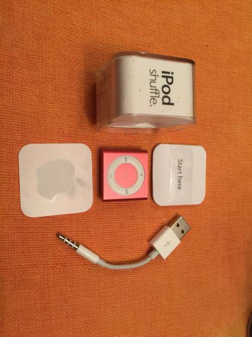 Original Apple iPod shuffle 2GB - Red - In Box with iPhone earpods
