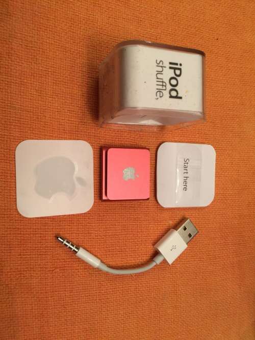 Original Apple iPod shuffle 2GB - Red - In Box with iPhone earpods