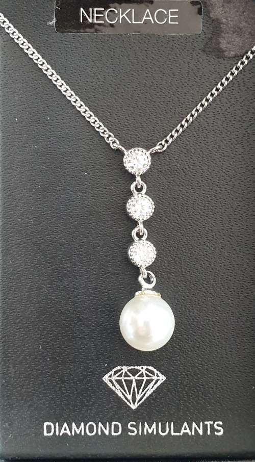 Clear stone and pearl dop necklace