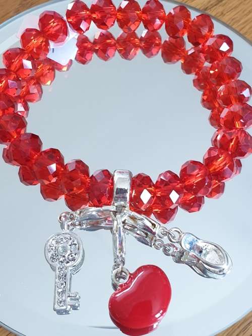 Versatile charm bracelet with detachable charms