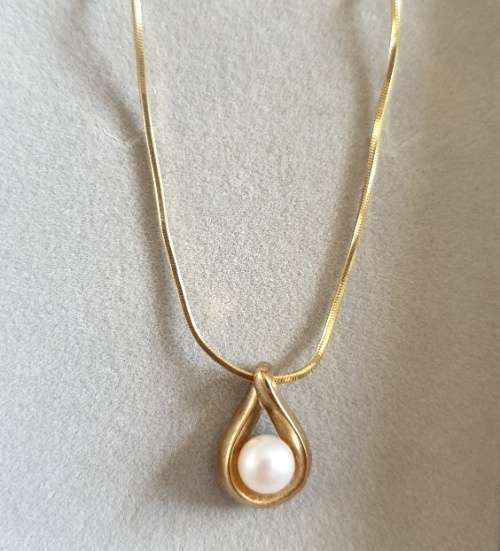 9ct gold pearl pendant and chain