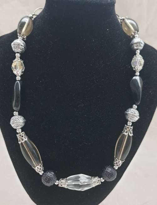 Gorgeous necklace in shades of black and grey