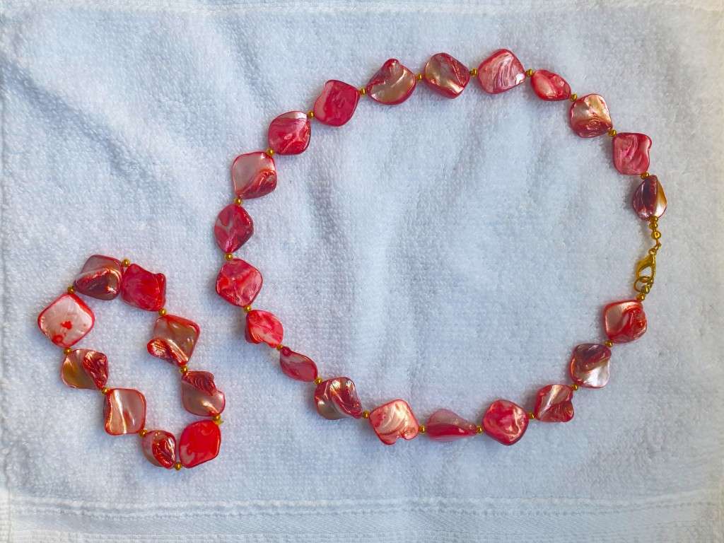 ** NEW ** Shell necklace and bracelet