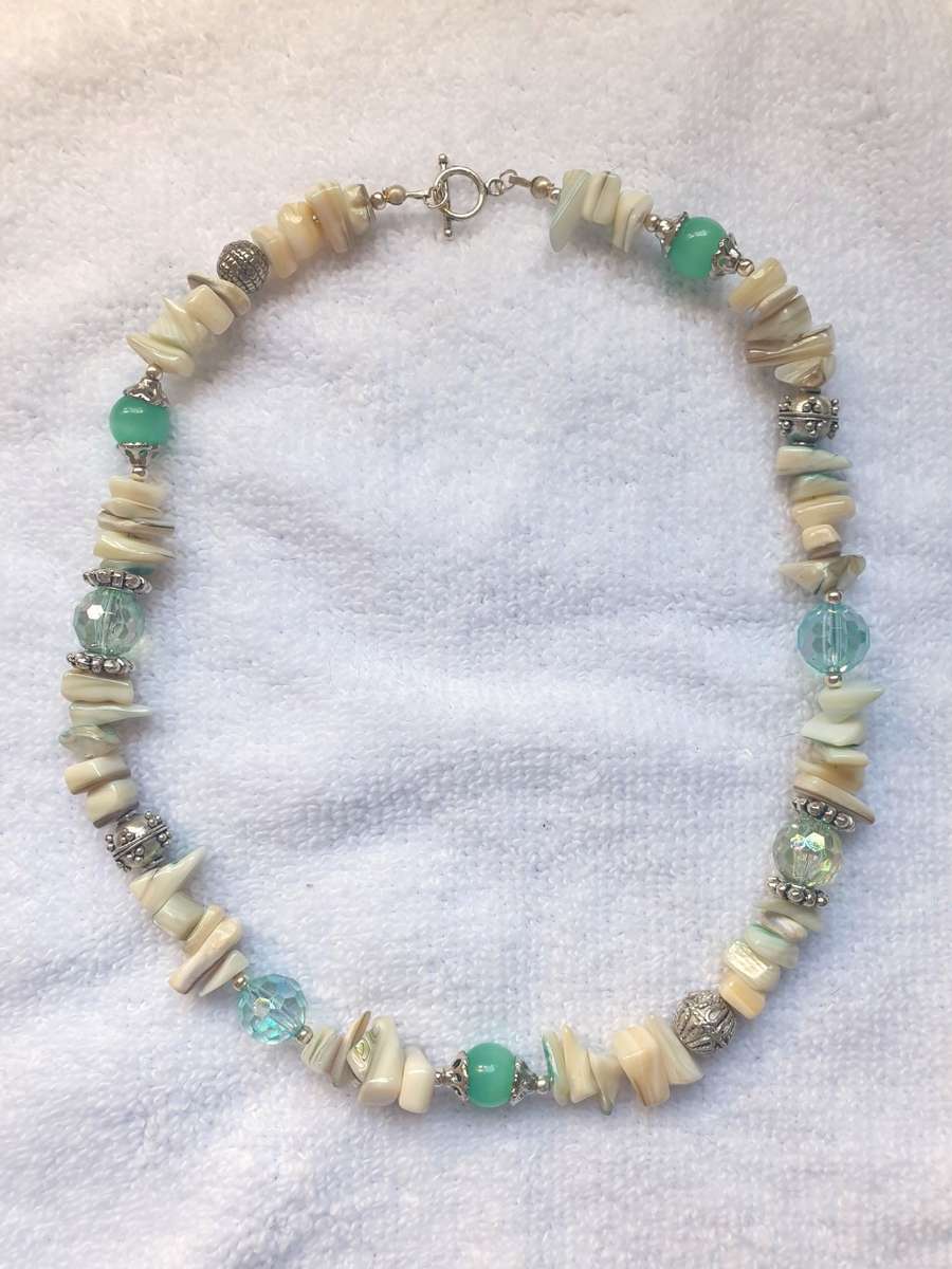 ** NEW ** Shell necklace - cream and mint
