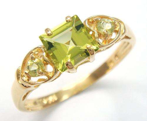 *STUNNING* 9ct gold square Peridot ring