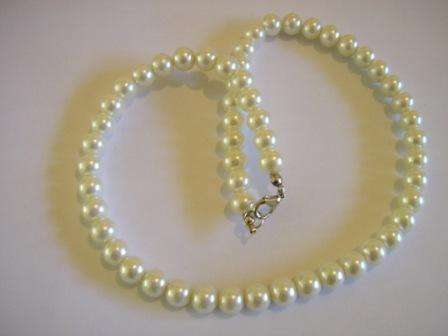 Pretty glass pearl necklace