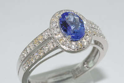 R45600 1.03CT OVAL CUT TANZANITE & DIAMOND RING 18K WOW