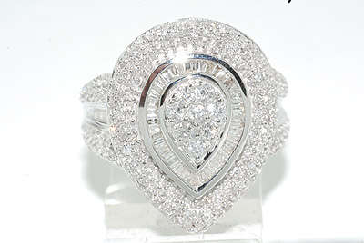 R60000 EXQUISITE 1.61CT BAGUETTE & ROUND CUT CLUSTER DIAMOND RING