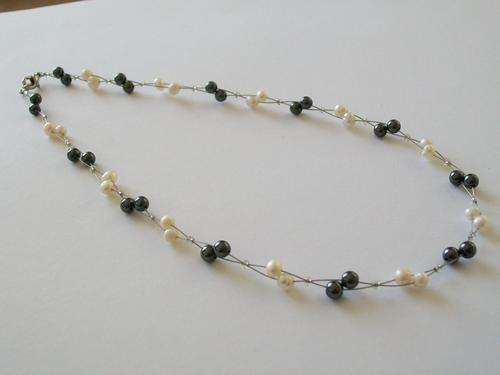 ***STUNNING*** "floating" genuine pearl necklace