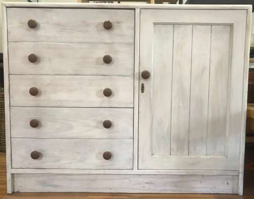 Chest of drawers / baby compactum