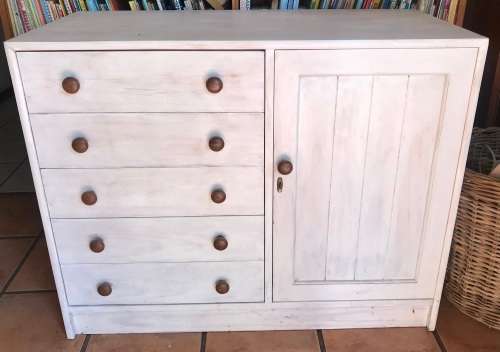 Chest of drawers / baby compactum