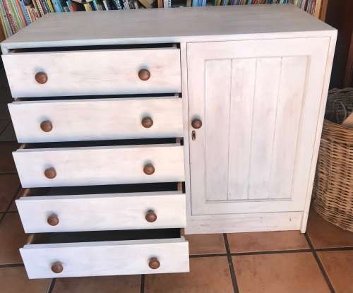 Chest of drawers / baby compactum