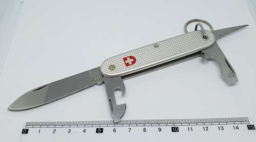 Collection of 5 pocket knives ( Opinel x 2, Victorinox x 2, Kershaw x 1)