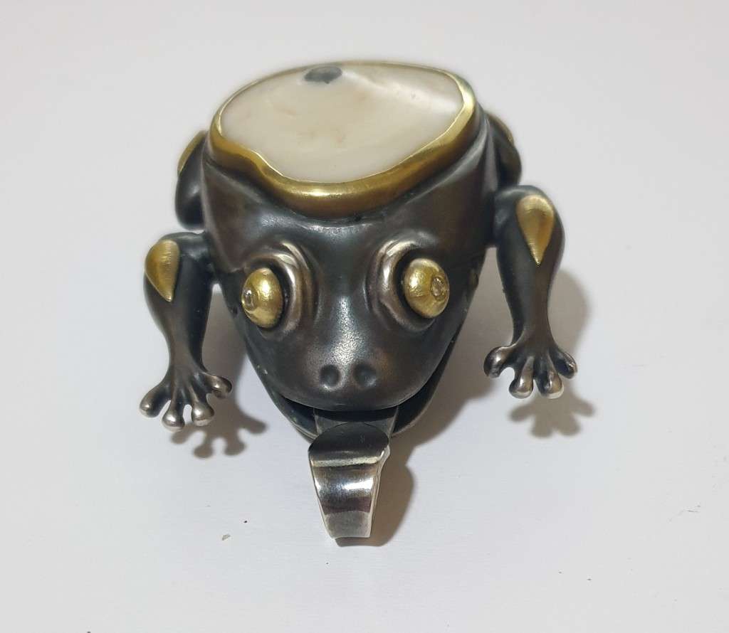 LARGE SILVER AND GOLD FROG PENDANT WITH DIAMOND EYES (WEIGHT 108g)