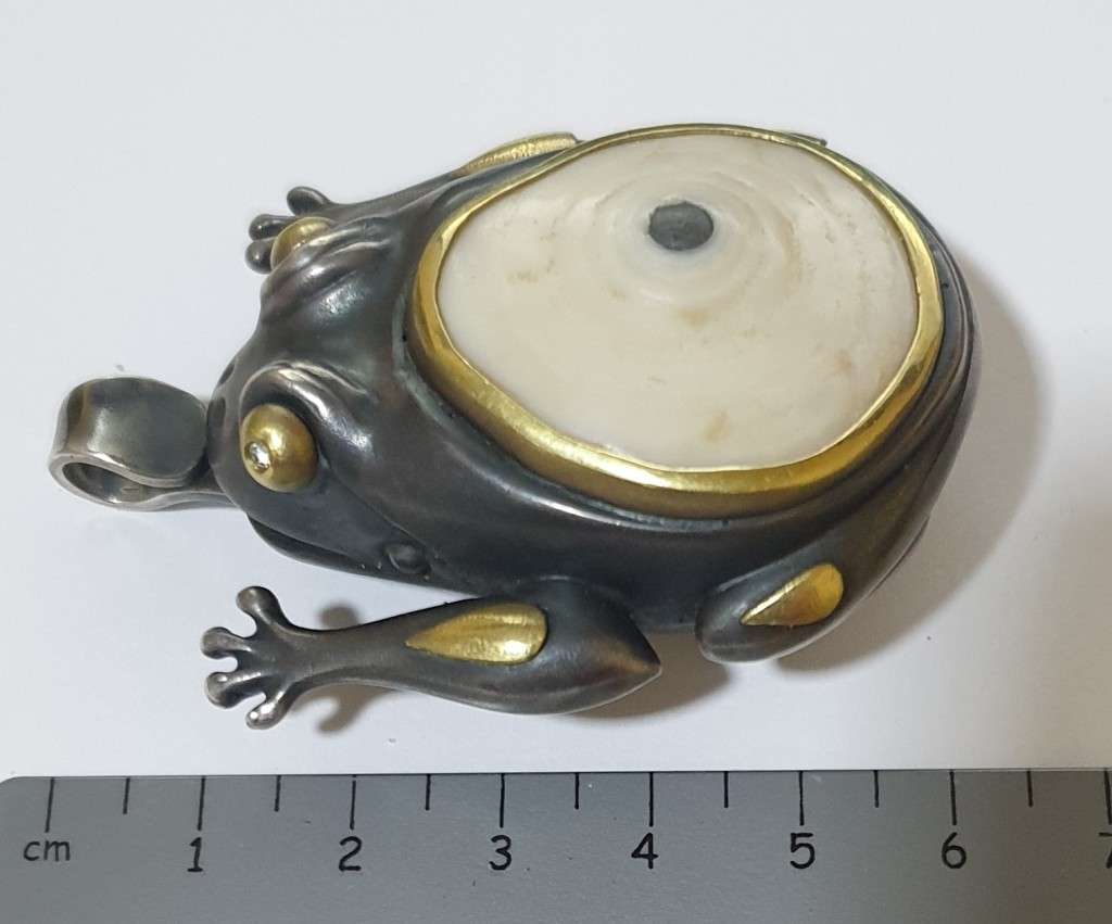 LARGE SILVER AND GOLD FROG PENDANT WITH DIAMOND EYES (WEIGHT 108g)
