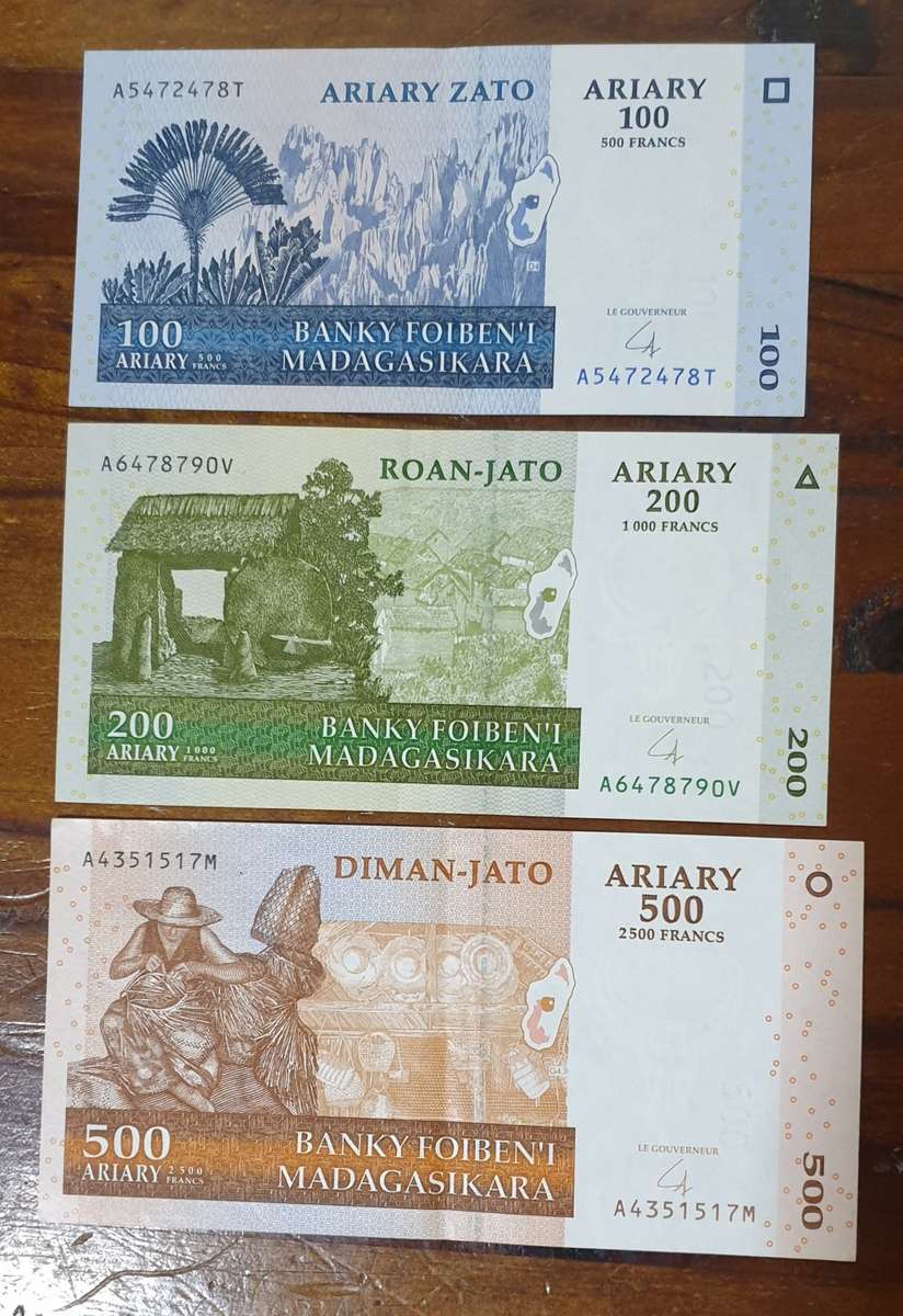 LOT OF UNC AFRICA BANK NOTES (TOTAL OF 12)
