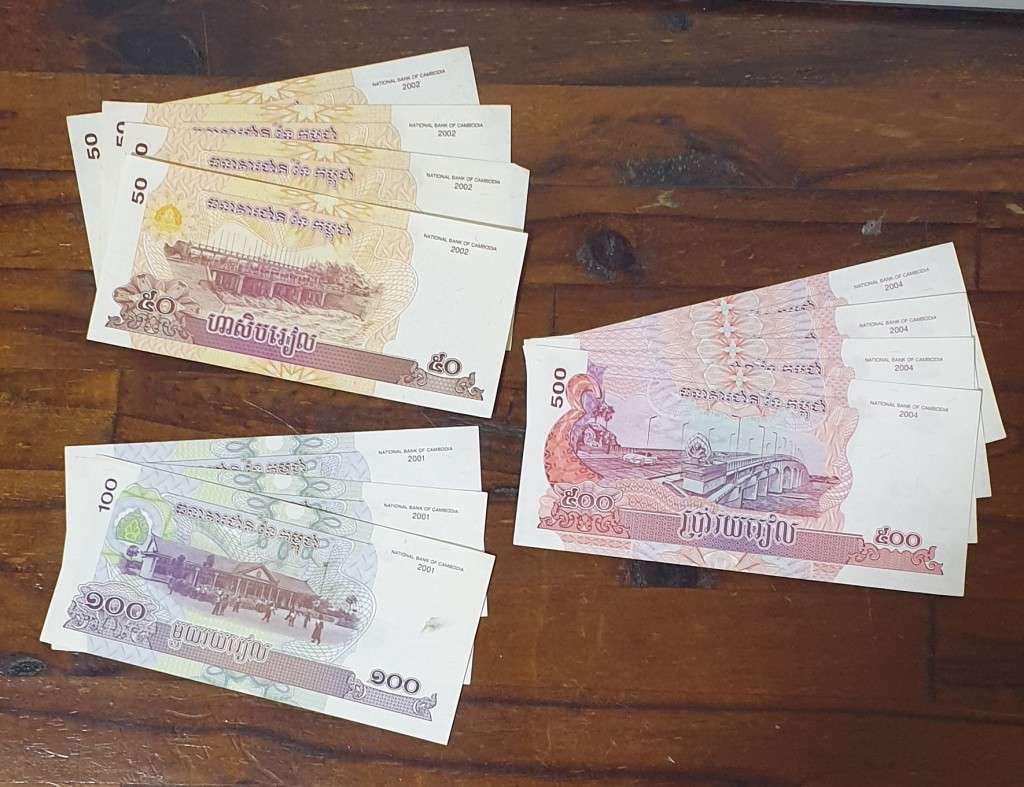 LOT UNC SOUTHEAST ASIA BANK NOTES (TOTAL 11 NOTES - CAMBODIA 2001-2004)