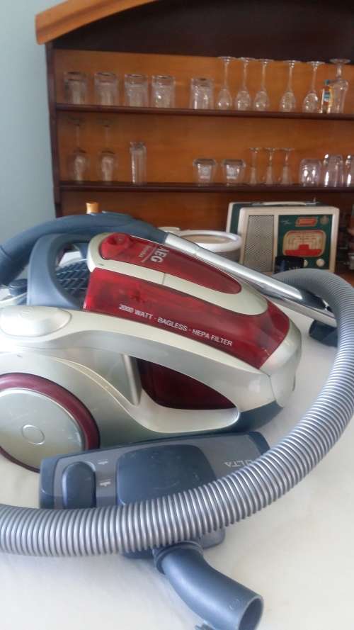 AEG 2000 WATT BAGLESS VACUUM CLEANER IN MINT CONDITION