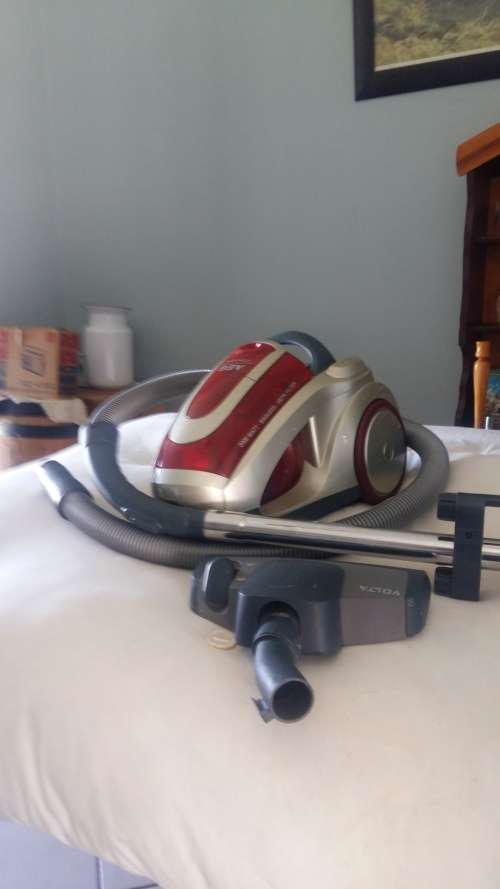 AEG 2000 WATT BAGLESS VACUUM CLEANER IN MINT CONDITION