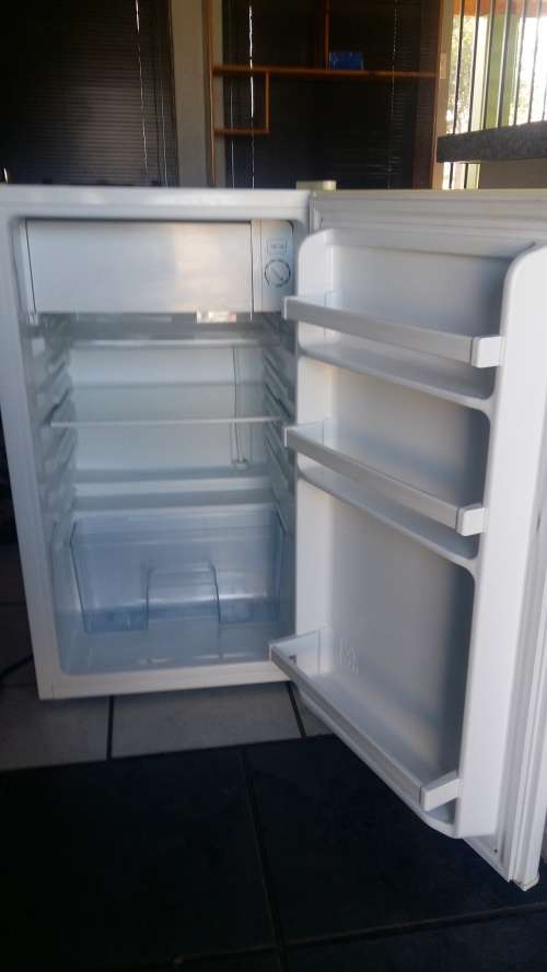 HI SENSE BAR FRIDGE IN MINT CONDITION