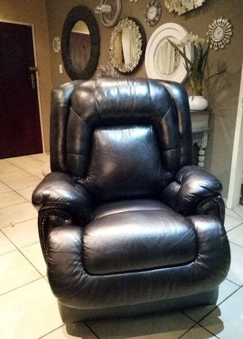 CHRISTMAS CLEARANCE SALE - GENUINE LEATHER -Superior Quality Cori-Craft Electric Single Recliner