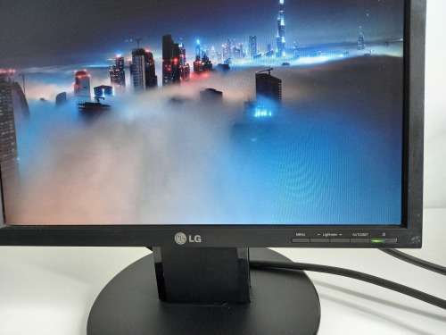 17-inch LG Flatron LCD Monitor (Tested & Working) | 1280 x 1024 Resolution | VGA Port + FREE Cables