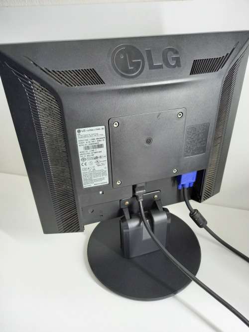 17-inch LG Flatron LCD Monitor (Tested & Working) | 1280 x 1024 Resolution | VGA Port + FREE Cables